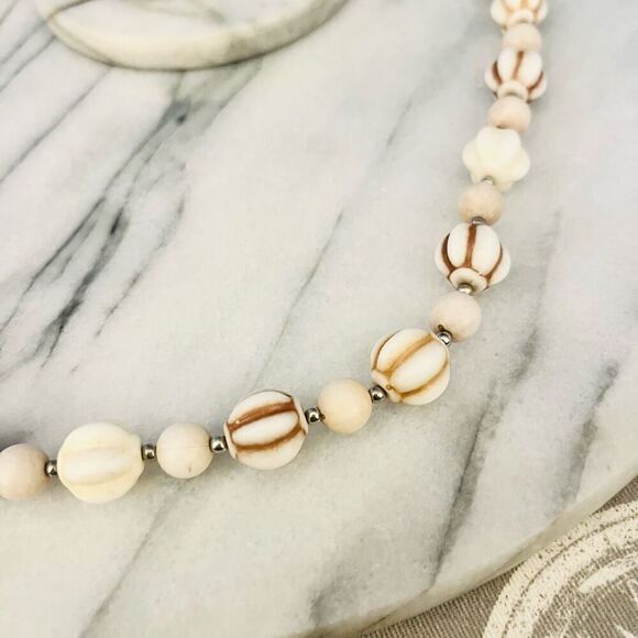 Vintage 1970s Beaded Necklace Off White Beads Single Strand Retro MCM Jewelry - Picture 4 of 7